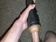 Jovencito de 18 años revienta nueces en Fleshlight