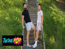 TWINKPOP - Después de que Griffin le follen duro el culo, se corre en la cara de Brysen, lo que hace sonreír