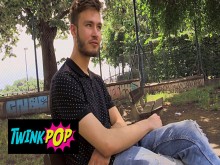 TWINKPOP - Un chico tenía curiosidad por la supuesta gran polla de Lucas, así que se fueron al bosque