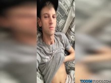 Tío flaco masturbándose la polla en solitario