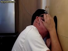 Gloryhole gay pervertido chupa y acaricia dura BBC