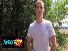 TWINKPOP - Cutie tomó el dinero y chupó la polla por primera vez