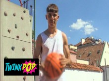 TWINKPOP - A Twink le gusta la oferta y le deja cuidar su culo virgen