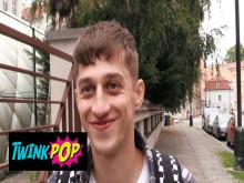 TWINKPOP - Joven trabajador de comida rápida se liga con un chico cachondo a cambio de algo de dinero