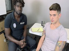 El joven y cachondo semental Dakota Payne obedece su cuerpo en forma al oficial negro Devin Trez - YoungPerps