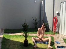 Flaco amateur se masturba y se corre en solitario