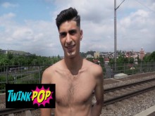 TWINKPOP - Su rutina era correr en el tren, pero hoy recibe dinero en efectivo por desnudarse