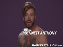 RagingStallion Bennett se lo folla hasta obtener semen explosivo