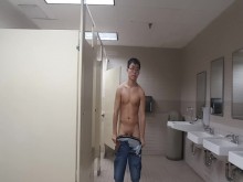 Twink asiático se desnuda en un baño público