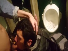 garganta profunda gay en el baño publico