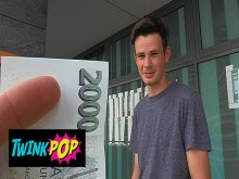 TWINKPOP - Un buen tipo ofrece dinero a un extraño por un adelanto de su polla