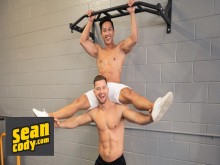 SEAN CODY - Dale se folla la boca de Johnny Donovan, luego se inclina sobre el banco y le deja lamer su agujero