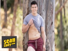 SEAN CODY - El galán alto y musculoso Clark Reid adora masturbarse delante de la cámara