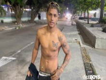 Caballeros, Thiago Kurly es otro chico hermoso de Colombia, su cuerpo musculoso y su gran polla con una combinación de calor del Sur.