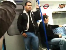 Crucero en el tubo de londres caliente bisexual tio polla dura