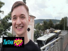 TWINKPOP - Twink autoestopista acepta una cogida rápida en Petrin Hill a cambio de algo de dinero