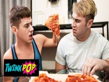 TWINKPOP - Archie le da un beso a Joey Mills y luego obtiene un primer plano en su teléfono mientras el top le golpea el culo