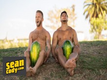 SEAN CODY - Hunk Alex Rockham muestra su fuerza mientras Jason Emre disfruta de la vista