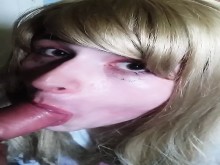 Joven rubia mariquita travesti traga enorme carga