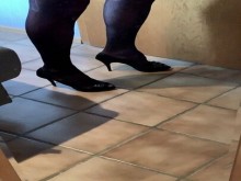 Sissy se muestra en lencería y stilettos