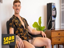 SEAN CODY - Phoenix se quita la ropa y acaricia su polla larga y curva hasta correrse en la cama