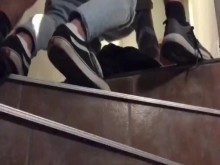 Salimos del gimnasio tan cachondos que follamos a pelo en las escaleras.