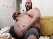 Superchubby soc - gordo comiendo una gran hamburguesa y aros de cebolla