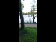 Un chico desnudo camina en el parque en público