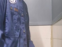 Comiendo otra carga enorme en el baño del trabajo