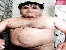 Papá gordito caliente tomando una ducha