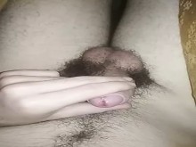 Masturbándose el pequeño pene gordo peludo y sudoroso