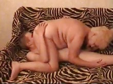 La vieja abuela rubia satisface a un niño