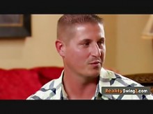 La esposa de Swinger monta la máquina Sybian