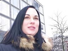 Scout alemán Swiss Milf Lena habla con después de la calle recogida para el trabajo modelo falso en Berlín