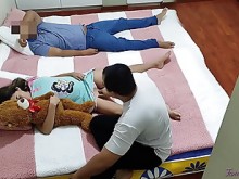 Me follo a mi amigo mientras descansa: el día aprovecho la debilidad de mi amigo.