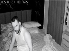 La cámara oculta muestra a los chicos haciendo mamada en el alojamiento, un calcetín muy travieso.