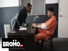 Bromo - El oficial Adrian Hart se folla a Chris Damned hasta que dispara su carga por todo el espejo