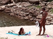 El enorme tipo negro elegante recogiendo en la playa nudista. Muy fácil, cuando estás armado con un error.