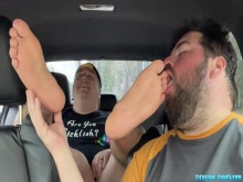 Gordo oso nemo adora y lame los pies y los dedos de los pies