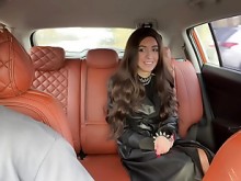 Taxi falso - Rock Girl tarde para el festival y alquila que el taxi la folla para un paseo con descuento