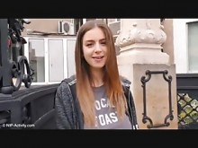 Stella Cox desnuda en público