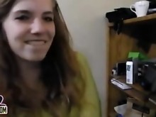 A una amiga atrapada masturbándola y la folló