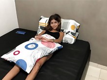 Descubro mi pequeña hermanastra que se masturba en su habitación y la ayudo y la follo dura - porno español - porno ruso