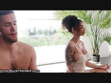 Milfy Fit Yoga Milf Medusa monta la polla de Young Stud todo el día