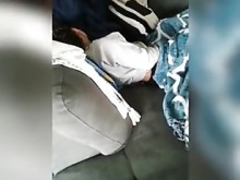 Atrapado masturbándose y gimiendo en voz alta en el sofá (real)