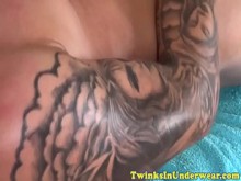 Twink amateur masajeado por un trozo tatuado