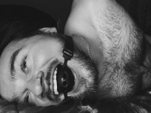 Atado, siendo ordeñado por el juguete