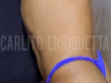 Sentado sabroso con bragas atrapadas en el culo