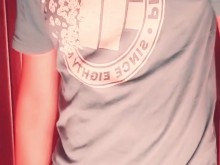 El joven aficionado se pone cachondo, por lo que comienza a jugar consigo mismo. Su polla se pone dura ????????????