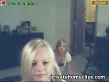 Dos franjas de adolescentes apenas legales en la cámara